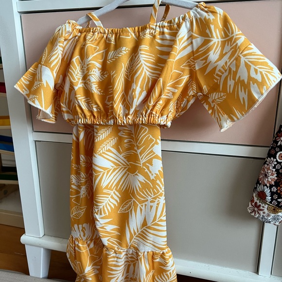 Talk about a happy outfit! - Picture 3 of 4